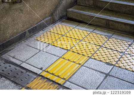 地下道 点字ブロック 誘導ブロック イメージ 地下道 点字ブロック 誘導ブロック イメージ 122319109