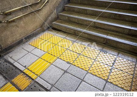 地下道 点字ブロック 誘導ブロック イメージ 地下道 点字ブロック 誘導ブロック イメージ 122319112