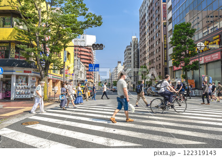 横浜市の都市風景　伊勢佐木長者町駅 122319143