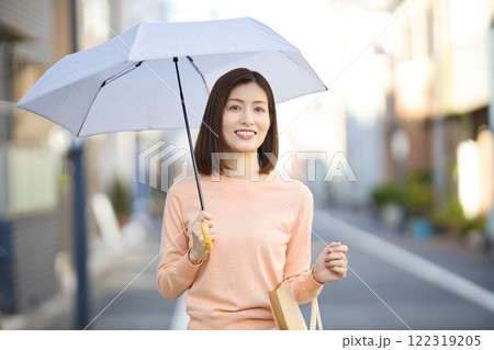 日傘をさして街を歩くミドル女性 日傘をさして街を歩くミドル女性 122319205