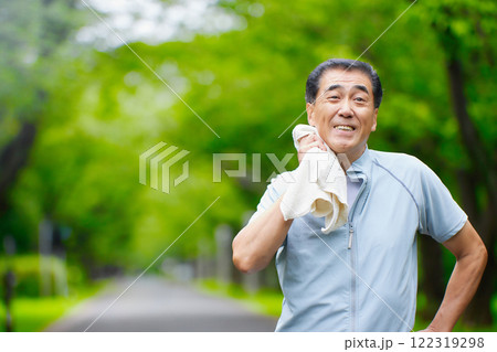 公園で汗を拭う笑顔のシニアの男性 122319298