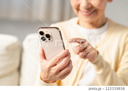 スマートフォンを操作するシニア女性 スマートフォンを操作するシニア女性 122319816