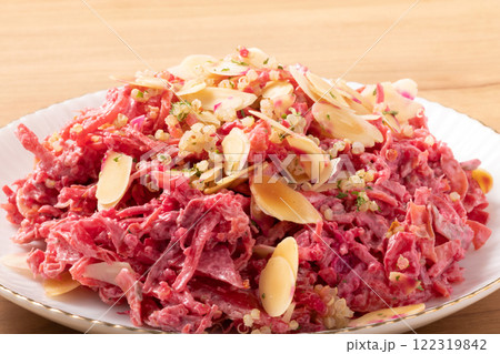 ビーツとキャベツとキヌアのコールスローサラダ 122319842