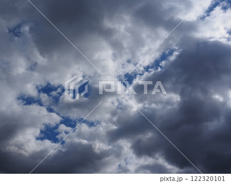 寒そうな冬空 122320101