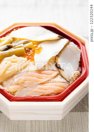 トロ銀ダラとサーモンハラスの美味しい海鮮弁当 122320144