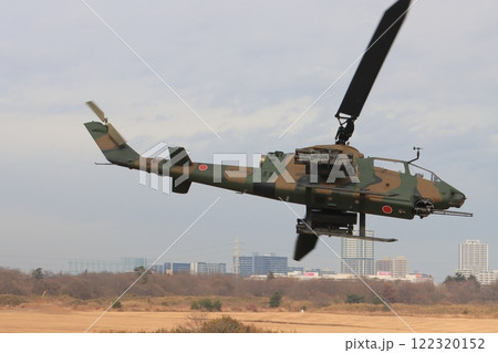 低空飛行で進入するAH-1S 攻撃ヘリコプター コブラ 低空飛行で進入するAH-1S 攻撃ヘリコプター コブラ 122320152
