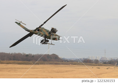 低空飛行で進入するAH-1S 攻撃ヘリコプター コブラ 低空飛行で進入するAH-1S 攻撃ヘリコプター コブラ 122320153