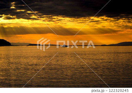 夕焼け光芒を浴びている風流島(たわれじま)「枕草子や伊勢物語など平安時代の書物に登場」宇土市 夕焼け光芒を浴びている風流島(たわれじま)「枕草子や伊勢物語など平安時代の書物に登場」宇土市 122320245