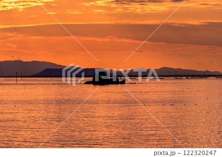 夕焼けを背景に風流島（たわれじま）「枕草子や伊勢物語など平安時代の書物に登場」宇土市 122320247