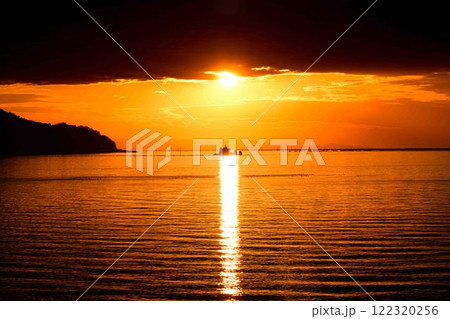 夕焼けを背景に風流島(たわれじま)光の道を渡る海鳥「枕草子や伊勢物語など平安時代の書物に登場」宇土市 夕焼けを背景に風流島(たわれじま)光の道を渡る海鳥「枕草子や伊勢物語など平安時代の書物に登場」宇土市 122320256