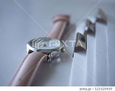 テーブルに置かれた書類と腕時計 122320430