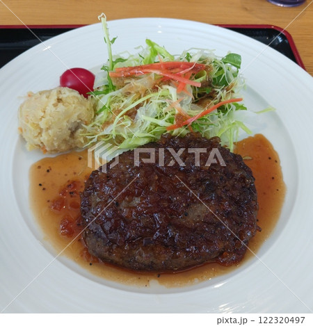 近江牛 岡喜 東近江マーガレット店のオニオンソースハンバーグ定食 122320497