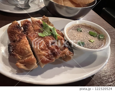 こんがり焼けて美味しそうなガイヤーン・タイ式焼き鳥 122320524