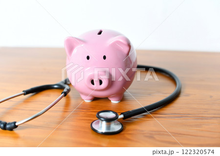聴診器と豚の貯金箱の医療費のイメージ 122320574