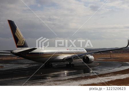 滑走路へ向かう飛行機 122320623