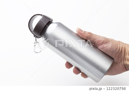水筒を持つ手元 122320798