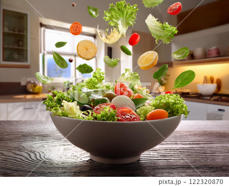 調理中のサラダボウル 122320870