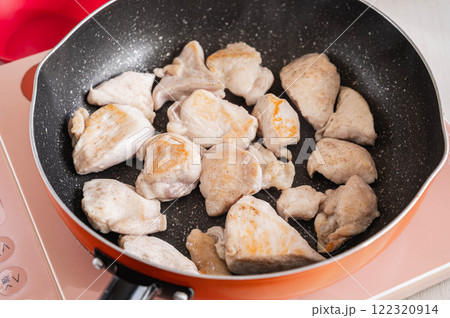 焼けてきた鶏むね肉 一口大 焼けてきた鶏むね肉 一口大 122320914