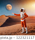 宇宙飛行士と宇宙船にかかる星空 122321117