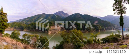 緑川ダム湖を眺められるアドベンチャー施設風景 「フォレストアドベンチャー・美里」(上益城郡美里町) 緑川ダム湖を眺められるアドベンチャー施設風景 「フォレストアドベンチャー・美里」(上益城郡美里町) 122321120