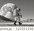 月から見える地球を眺めながら歩く宇宙飛行士 122321156