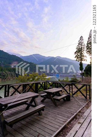 緑川ダム湖を眺められるアドベンチャー施設風景 「フォレストアドベンチャー・美里」(上益城郡美里町) 緑川ダム湖を眺められるアドベンチャー施設風景 「フォレストアドベンチャー・美里」(上益城郡美里町) 122321165