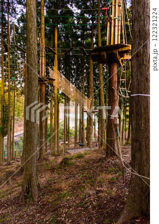 緑川ダム湖を眺められるアドベンチャー施設風景 「フォレストアドベンチャー・美里」(上益城郡美里町) 緑川ダム湖を眺められるアドベンチャー施設風景 「フォレストアドベンチャー・美里」(上益城郡美里町) 122321224