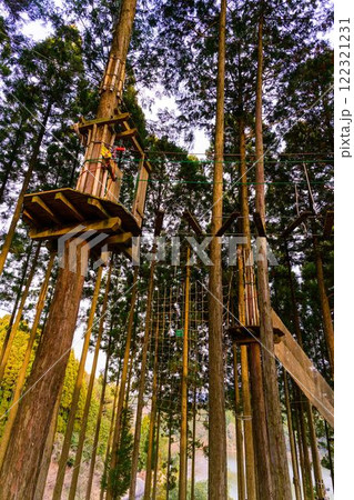 緑川ダム湖を眺められるアドベンチャー施設風景 「フォレストアドベンチャー・美里」(上益城郡美里町) 緑川ダム湖を眺められるアドベンチャー施設風景 「フォレストアドベンチャー・美里」(上益城郡美里町) 122321231