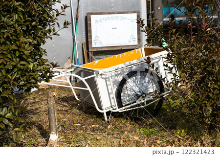 入間市立東町小学校 農園のリヤカー 入間市立東町小学校 農園のリヤカー 122321423