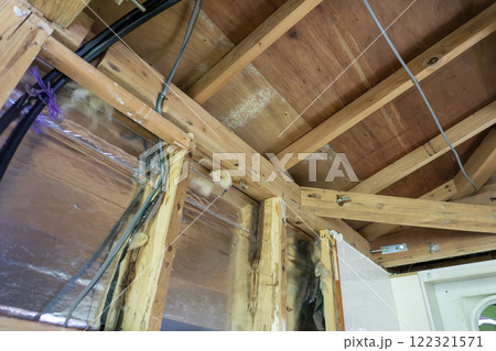解体される老朽化した建物 解体される老朽化した建物 122321571