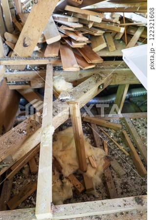 解体される老朽化した建物 122321608