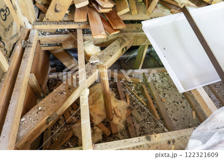 解体される老朽化した建物 解体される老朽化した建物 122321609
