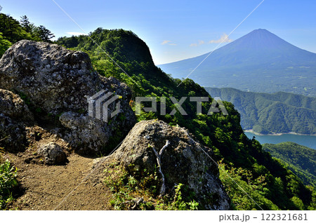 御坂山地の十二ヶ岳より 夏の富士山と十二ヶ岳西峰を望む 御坂山地の十二ヶ岳より 夏の富士山と十二ヶ岳西峰を望む 122321681