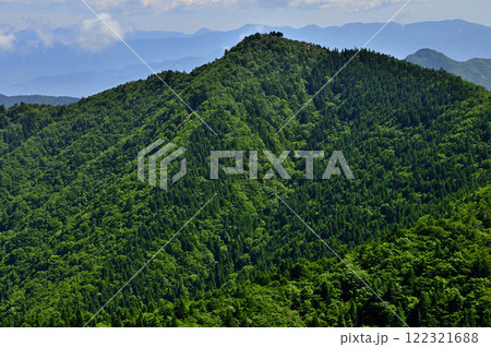 御坂山地の鬼ヶ岳山頂より緑の節刀ヶ岳を望む 122321688