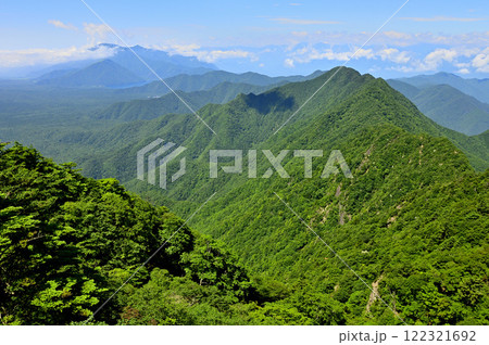 御坂山地の鬼ヶ岳より望む夏の王岳と毛無山と竜ヶ岳 御坂山地の鬼ヶ岳より望む夏の王岳と毛無山と竜ヶ岳 122321692