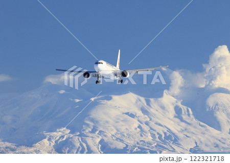 十勝岳を背に着陸する旅客機 122321718