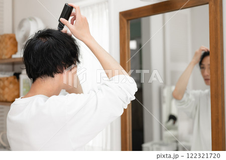 ヘアケアをする男性 ヘアケアをする男性 122321720