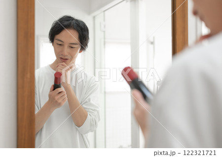 ヘアケアをする男性 122321721