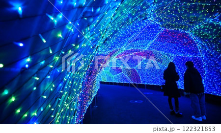 カラフルなイルミネーションと人シルエットは、よみうりランドのクリスタル・パサージュ 122321853