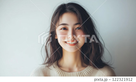 笑顔の若い日本人女性 122321912