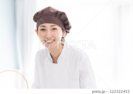 ホテルで働くミドルのパティシエ ホテルで働くミドルのパティシエ 122322453