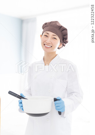 仕込みの準備をするミドルのパティシエ 122322458