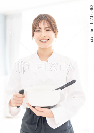 お菓子道具を持って微笑むパティシエ 122322462