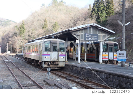 JR芸備線・木次線 備後落合駅のホームに停車する列車 122322470