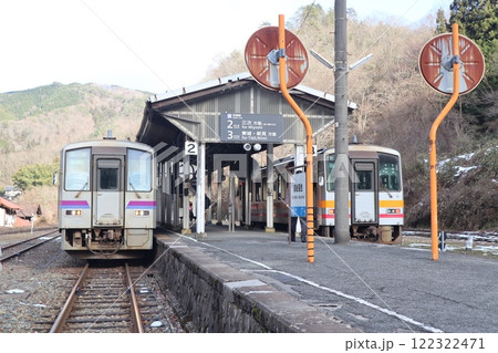JR芸備線・木次線 備後落合駅のホームに停車する列車 122322471