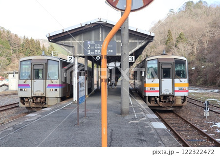 JR芸備線・木次線 備後落合駅のホームに停車する列車 JR芸備線・木次線 備後落合駅のホームに停車する列車 122322472
