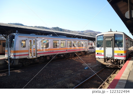 JR姫新線・因美線・津山線 津山駅のホームに停車する列車 122322494