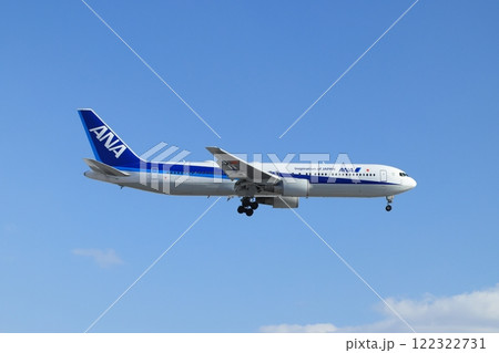 離陸する旅客機 122322731