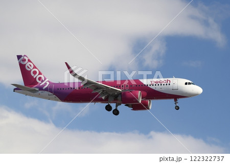 着陸する旅客機 122322737