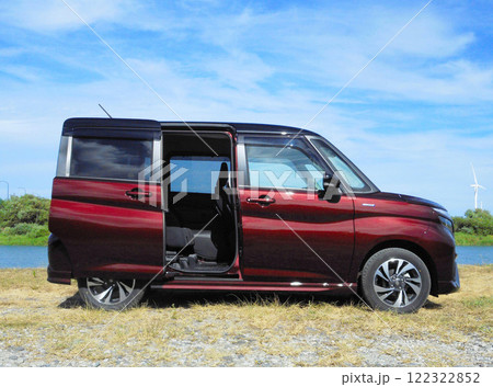 スライドドアを開けて川辺に止まる乗用車 122322852